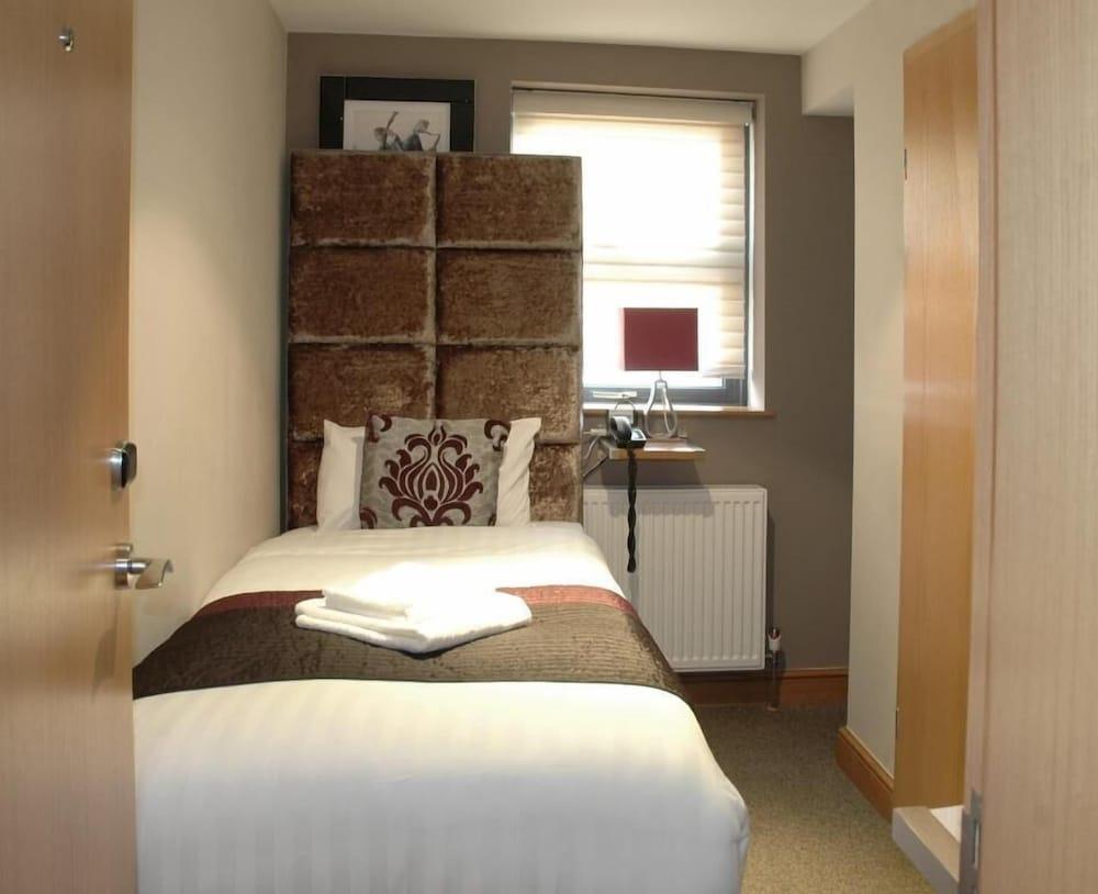 Heathrow 4*